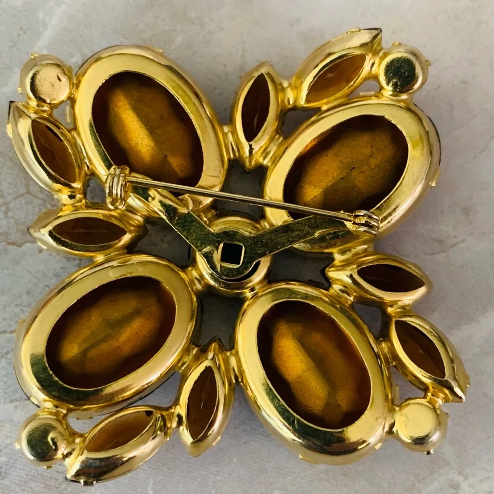 N/A elegant brooch